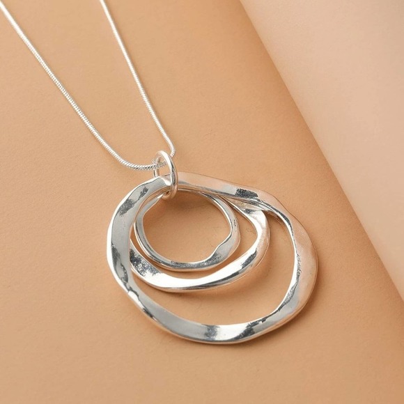 NWT Triple Circle Pendant Silver Necklace - Picture 2 of 2